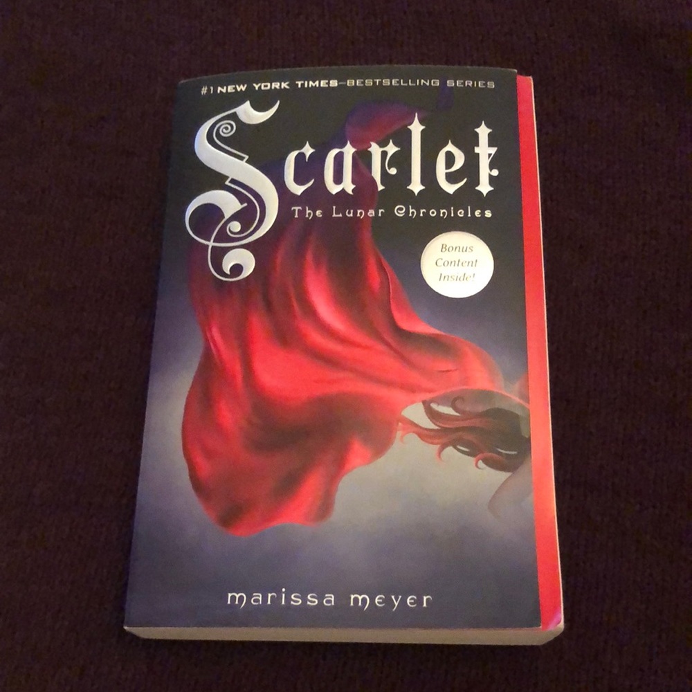 Scarlet by Marissa Meyer Book two of the Lunar Chronicles Slightly damaged